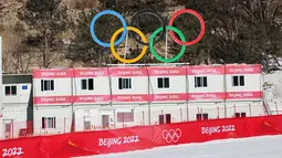 Logo Cincin Olimpiade di Pusat Ski Alpine Nasional Yanqing menjelang Olimpiade Musim Dingin Beijing 2022 di distrik Yanqing, 2 Februari 2022. Pusat ski Alpine yang selesai pada Juni 2021 itu terdiri atas trek sepanjang 9,2 km dengan turunan vertikal maksimum 900 meter. (Dimitar DILKOFF/AFP)