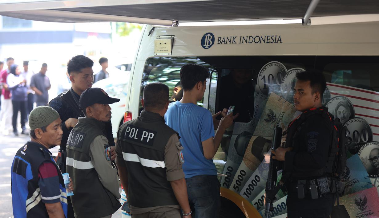 Pecahan tersebut umumnya digunakan untuk berbagai keperluan selama Ramadan hingga Lebaran, termasuk tradisi berbagi uang kepada keluarga dan kerabat. Tampak dalam foto, warga antre untuk menukarkan uang di pelayanan mobil kas keliling Bank Indonesia di Stasiun Gambir, Jakarta, Senin (16/3/2026). (Kapanlagi.com/Budy Santoso)
