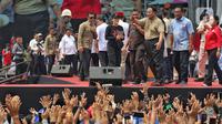 Hadir dalam perayaan Hari Buruh Internasional 2025, Presiden Prabowo sempat melepas kemeja sebagai bentuk dukungan kepada kaum buruh. (Liputan6.com/Angga Yuniar)