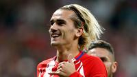 Penyerang Atletico Madrid, Antoine Griezmann melakukan selebrasi usai mencetak gol ke gawang Chelsea pada grup C Liga Champions di stadion Wanda Metropolitano, Spanyol, (27/9). Chelsea menang tipis 2-1 atas Atletico Madrid. (AP Photo/Francisco Seco)