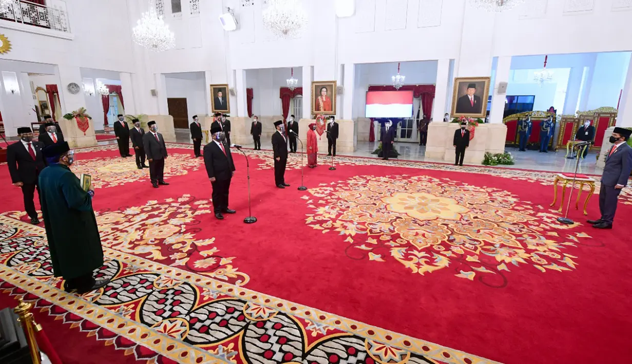 Presiden Joko Widodo (kanan) melantik enam menteri baru Kabinet Indonesia Maju di Istana Negara, Jakarta, Rabu (23/12/2020). Pelantikan tetap menerapkan protokol kesehatan. (Foto: Muchlis Jr - Biro Pers Sekretariat Presiden)