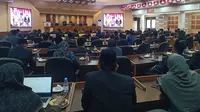 Suasana Sidang Paripurna Istimewa DPRD Tuban tanpa kehadiran Bupati Aditya. (Adirin/Liputan6.com)