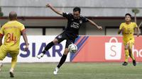 Gelandang PSIS Semarang, Shohei Matsunaga, mengontrol bola saat menghadapi Bhayangkara FC pada laga Shopee Liga 1 di Stadion Patriot Chandrabhaga, Bekasi, Selasa (20/8). PSIS menahan imbang 0-0 Bhayangkara. (Bola.com/Yoppy Renato)