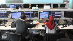 Dua pekerja memantau pergerakan saham di sebuah monitor, Jakarta, Senin (14/11). Laju IHSG melemah 2,6 persen atau sekitar 137,71 poin ke level 5.094,25 pada penutupan sesi pertama perdagangan saham Senin (14/11/2016). (Liputan6.com/Angga Yuniar)