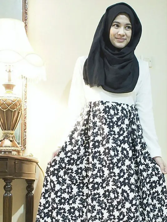 Selain piawai mengkreasikan hijab, Ibu dari Muhammad Dirgantara Ariendra Harlino ini tetap menjaga kaidah-kaidah berhijab dan berusaha untuk jadi lebih baik. (via instagram/@ichasoebandono)