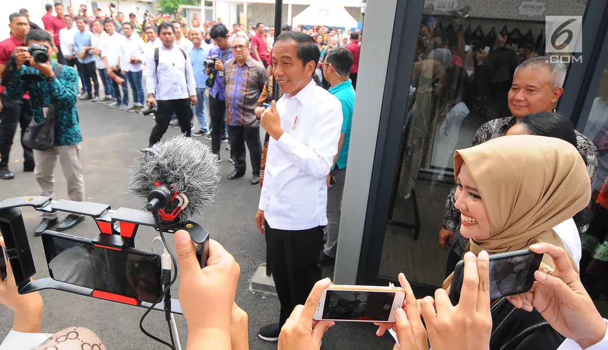 Presiden Joko Widodo atau Jokowi berpose saat menghadiri peresmian Halal Park di Kompleks Gelora Bung Karno (GBK), Senayan, Jakarta, Selasa (16/4). Jokowi menuturkan, lewat halal park ini dapat mengenalkan produk-produk halal kepada masyarakat. (Liputan6.com/Angga Yuniar)