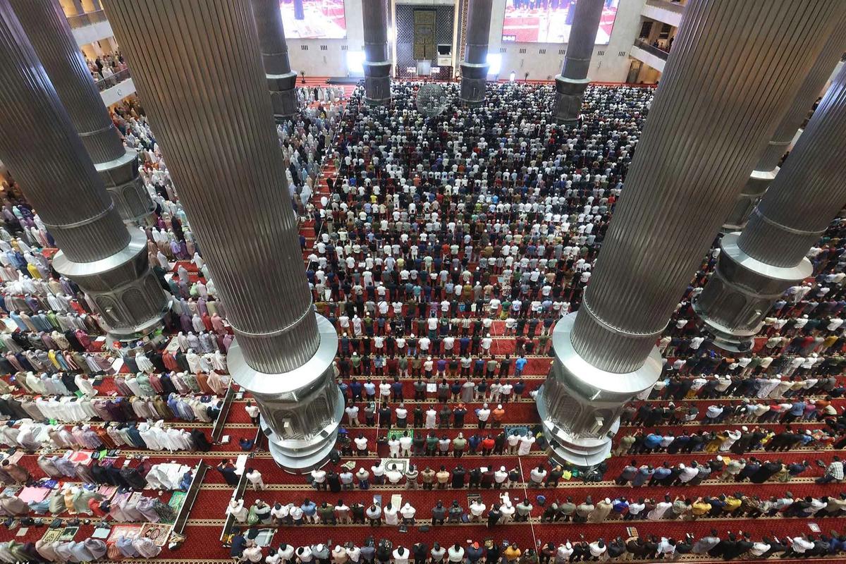 FOTO: Ribuan Jemaah Padati Masjid Istiqlal pada Tarawih Perdana Ramadan 1447 H