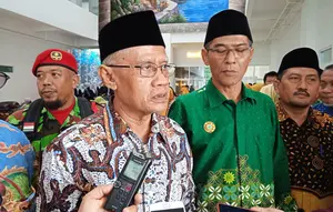 Ketua PP Muhammadiyah Haedar Nashir saat diwawancarai wartawan usai meresemikan Gedung Jenderal Sudirman milik Universitas Kalimantan Timur (UMKT) di Samarinda, Rabu (17/5/2023).