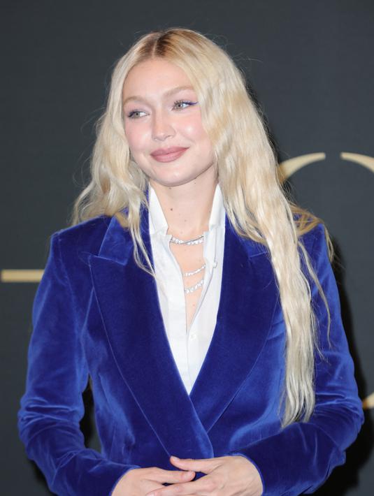 Gigi Hadid berpose saat menghadiri WWD Honors Awards yang diselenggarakan oleh Women's Wear Daily di Cipriani South Street  di New York, pada Selasa, 25 Oktober 2022.
