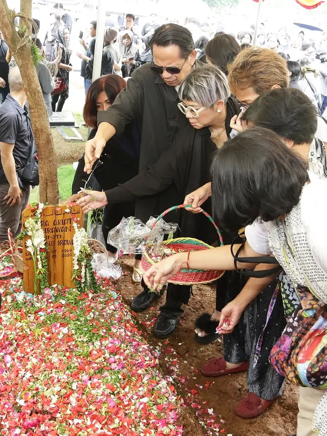 [Fimela] Pemakaman Ria Irawan