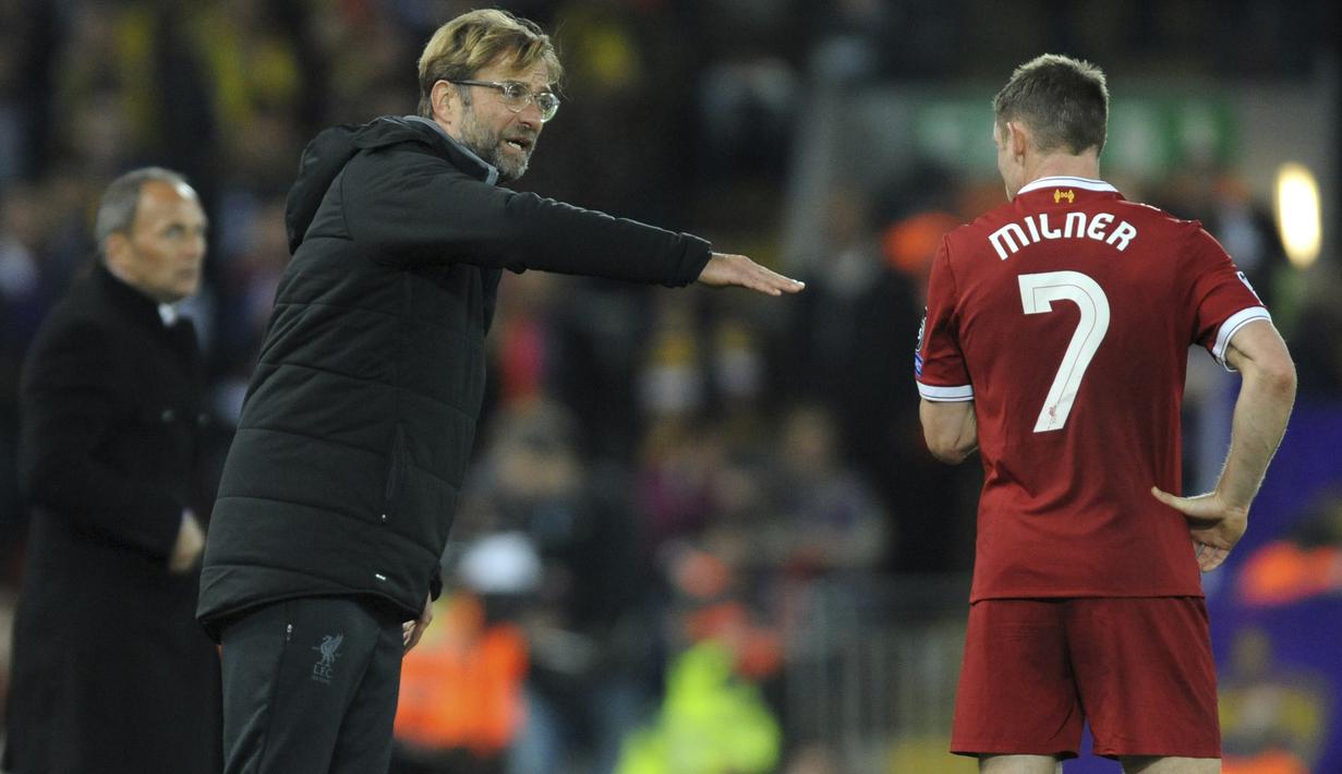 Pelatih Liverpool, Juergen Klopp (kiri) memberikan arahan kepada James Milner saat melawan Maribor pada laga Liga Champions grup E di Stadion Anfield, Liverpool, (1/11/2017). Liverpool menang 3-0. (AP/Rui Vieira)