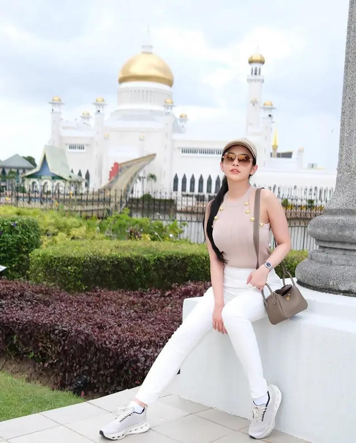 10 Outfit Liburan ala Maria Vania, dari Smart Casual hingga Preppy Modern yang Pas Banget