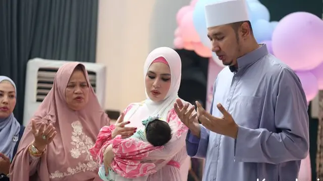 Dihadiri Sahabat, Ini 7 Momen Akikah Anak Kedua Kartika Putri yang Meriah