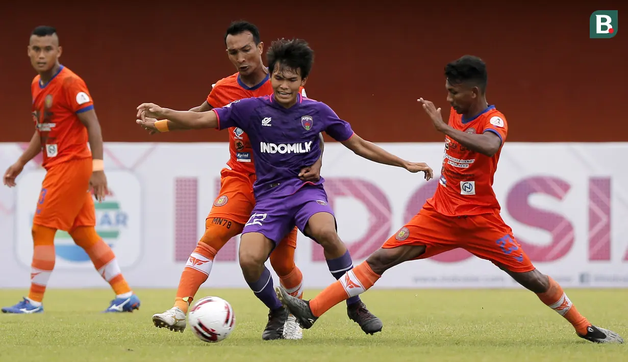 Tertinggal 3-0 di babak pertama tidak menyurtkan mental Persita. Anak asuh Widodo C Putro itu kembali mengambil inisiatif serangan dan sempat membuat barisan pertahanan Persiraja ketar-ketir. (Bola.com/Arief Bagus)