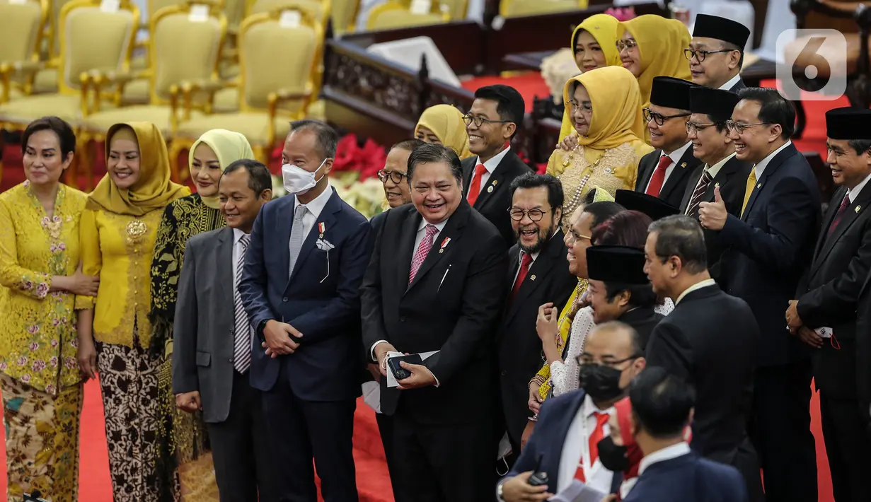 Menteri Koordinator Perekonomian Airlangga Hartarto menghadiri Sidang Tahunan MPR dan Sidang Bersama DPR - DPD Tahun 2022 di Gedung Nusantara, Kompleks Parlemen, Senayan, Jakarta, Selasa (16/8/2022). Sidang dihadiri langsung oleh Presiden Joko Widodo (Jokowi), Wakil Presiden Ma'ruf Amin, serta jajaran menteri-menteri kabinet Jokowi serta para ketua lembaga. (Liputan6.com/Johan Tallo)