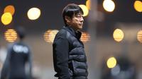 Pelatih Timnas Indonesia, Shin Tae-yong saat menghadapi Timnas Iran pada laga uji coba terakhir menjelang Piala Asia 2023 di Al Rayyan Training Ground, Qatar, Selasa (9/1/2023) malam WIB. Timnas Indonesia kalah 0-5 dari Timnas Iran. (Dok. PSSI)