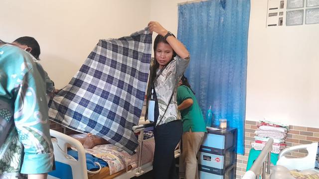 Saat mencoblos, petugas KPPS menutup dengan sarung agar tak terlihat.