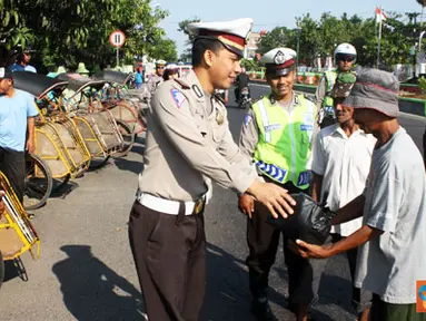 Citizen6, Kendal: Pembagian sembako tesebut merupakan wujud nyata kepedulian Polres kepada warga sekitar selain sebagai syukuran atas HUT Satlantas. (Pengirim: Aryo Widiyanto)
