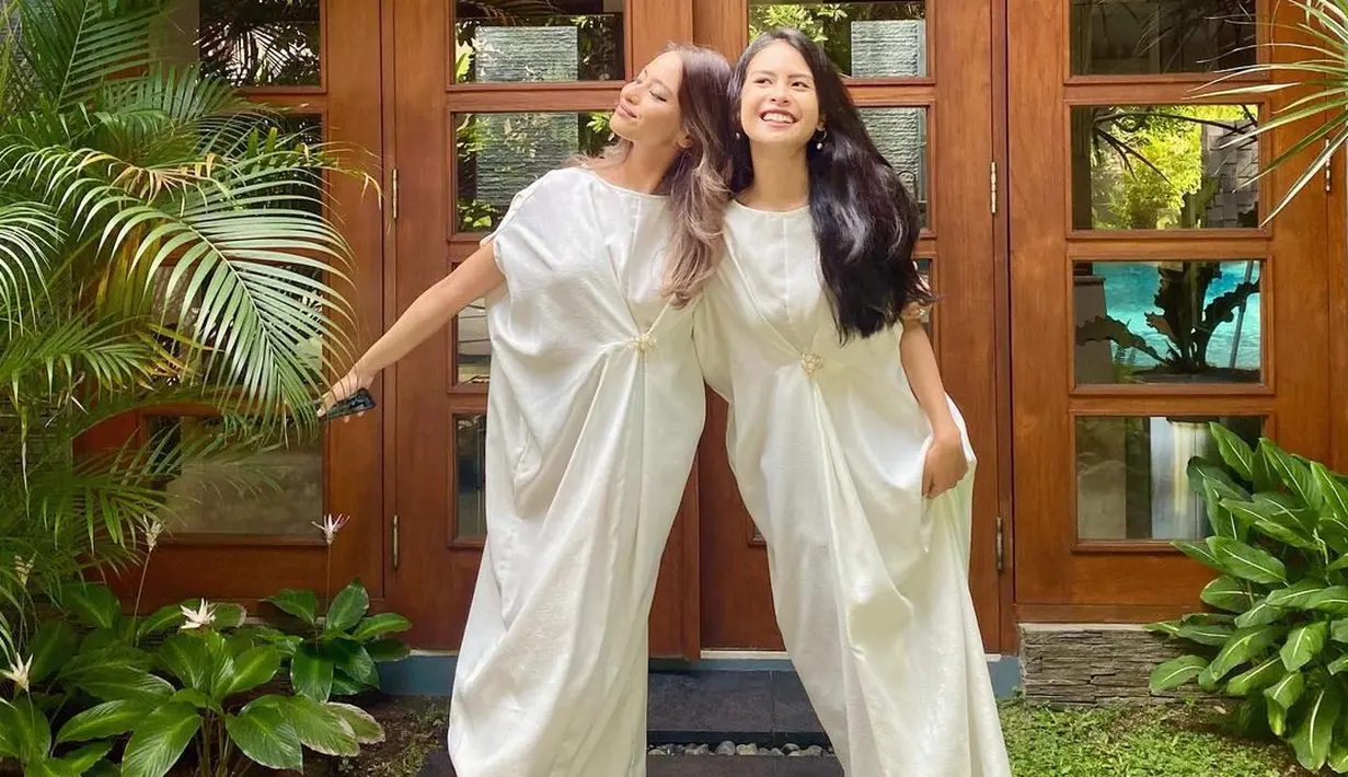 Kali ini, keduanya bahkan mengenakan outfit yang serupa. Dalam momen Lebaran, Amanda dan Maudy memilih dress panjang dengan siluet gamis yang menawan. Tampil memukau dan sederhana, keduanya membiarkan rambut panjang masing-masing tergerai. Foto: Instagram.