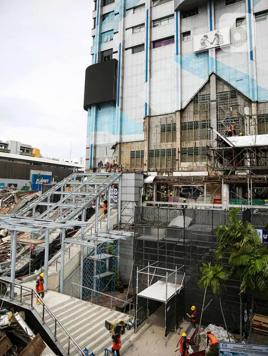 Aktivitas pemugaran pusat perbelanjaan Sarinah, Jakarta, Jumat (30/10/2020). Proyek transformasi Sarinah yang dicanangkan pada Agustus 2020 itu dijadwalkan selesai Agustus 2021 mendatang. Pemugaran dilakukan dengan tetap mempertahankan aspek sejarah Gedung Sarinah. (Liputan6.com/Faizal Fanani)