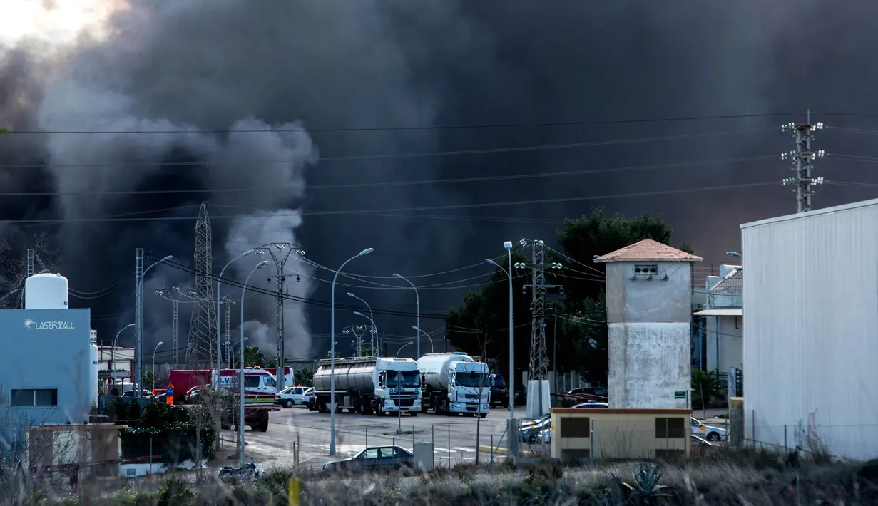 Kebakaran terjadi di perusahaan kimia Indukern di kawasan industri Fuente del Jarro, Paterna, Valencia, Spanyol, Rabu (8/2). (AFP PHOTO / Biel Alino)
