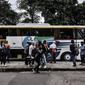 Suasana penumpang bus antarkota antarprovinsi (AKAP) saat tiba di Terminal Kampung Rambutan, Jakarta, Minggu (3/1/2021). Berdasarkan data Dishub Terminal Kampung Rambutan per tanggal 2 Januari 2021 jumlah penumpang bus yang tiba di Jakarta sebanyak 34.220 penumpang. (merdeka.com/Iqbal S. Nugroho)