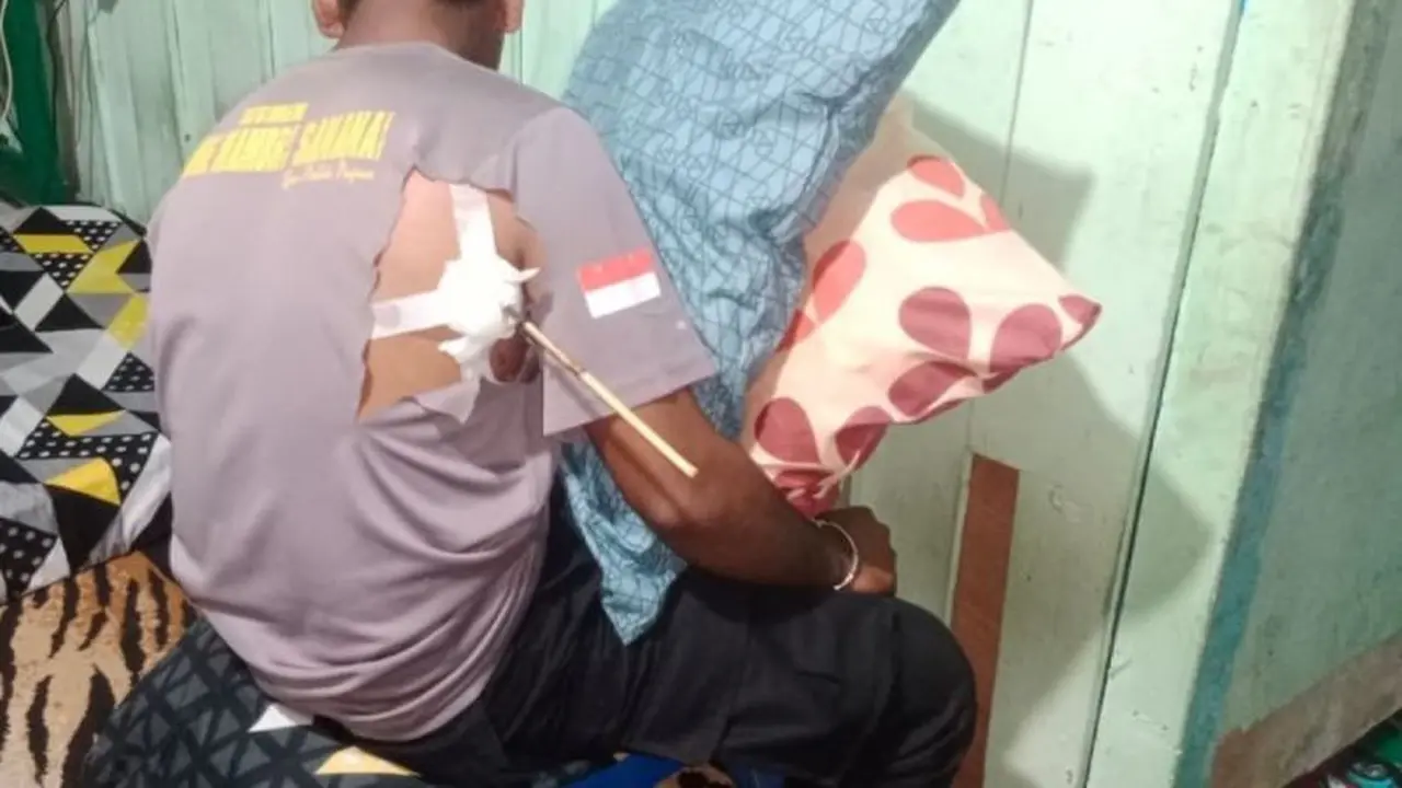 Polisi terkena senjata saat warga di Dogiyai anarkis. (Antara)