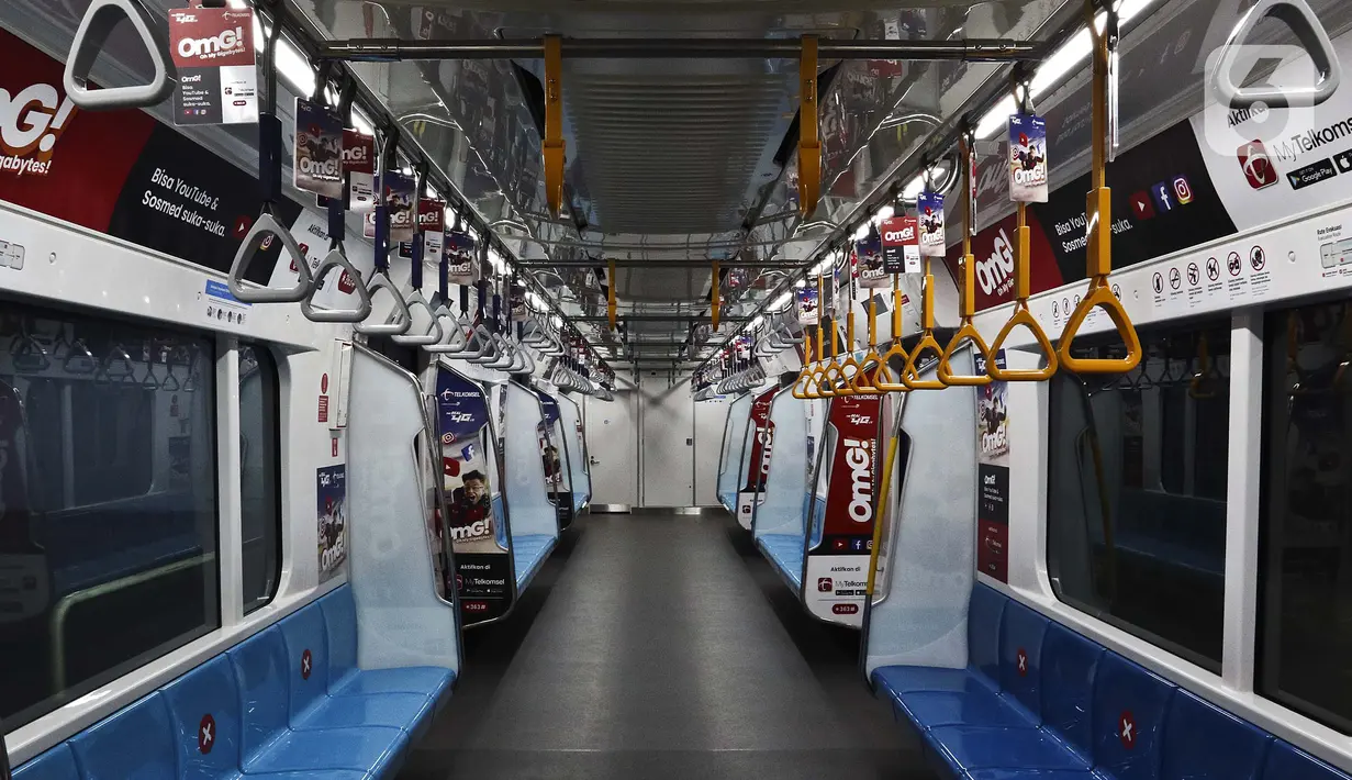 Suasana kereta Mass Rapid Transit (MRT) di Jakarta, Sabtu (21/3/2020). Pembatasan jam operasional MRT oleh Pemerintah Provinsi DKI Jakarta untuk menekan penularan virus corona COVID-19 di Ibu Kota. (Liputan6.com/Johan Tallo)