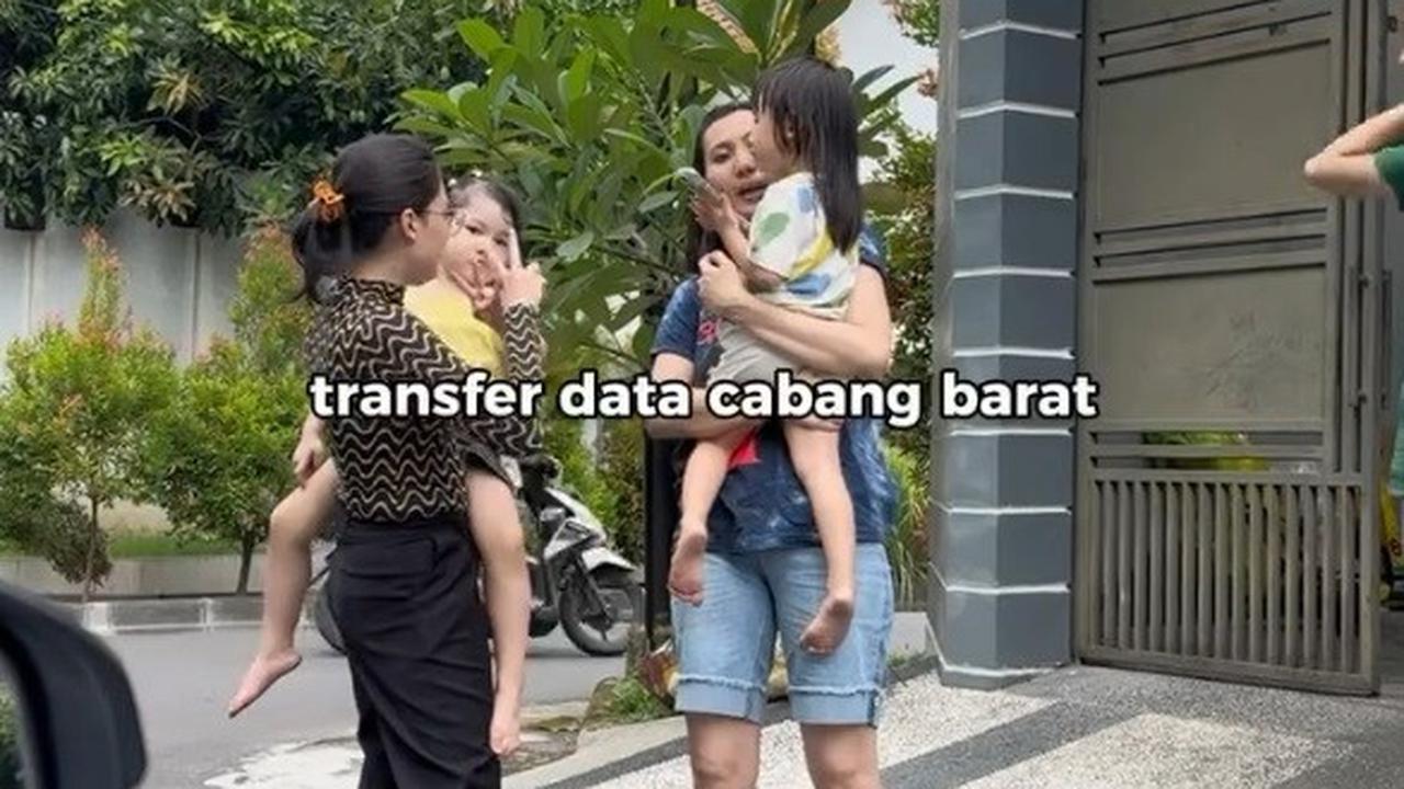Sambil mengasuh Gendhis, Nella Kharisma terlihat asyik bercengkrama dengan tetangga rumahnya. Meskipun sudah menjadi pedangdut papan atas, Nella tetap menjaga hubungan baik dengan lingkungannya.<br>