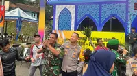 Kapolresta Bandung Kombes Pol Kusworo Wibowo beserta jajaran Polresta Bandung dan TNI menghibur para pemudik yang tertunda perjalanannya di Cikaledong Nagreg, Kabupaten Bandung, dengan memainkan musik bersama pengamen pada Sabtu, 29 April 2023.