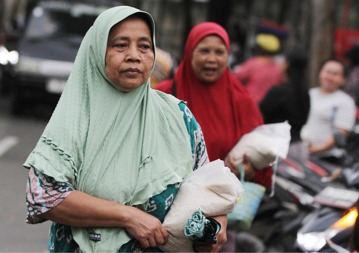 Ratusan Warga Antri Beras Murah Saat Aksi Sosial Mahasiswa di Jakarta
