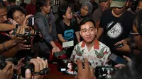 Putra sulung Presiden Jokowi, Gibran Rakabuming Raka saat mengurus KTA PDIP di Kantor DPC PDIP Solo.(Liputan6.com/Fajar Abrori)