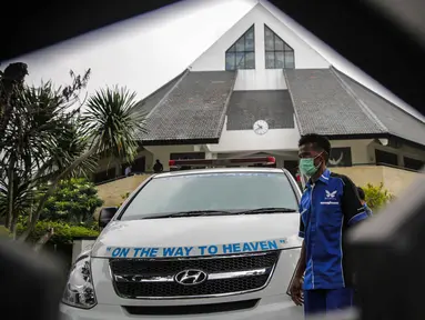 Mobil ambulans terparkir saat pelepasan jenazah Glenn Fredly di Gereja Sumber Kasih, Lebak Bulus, Jakarta, Kamis (9/4/2020). Glenn Fredly meninggal dunia pada 8 April 2020 malam di sebuah rumah sakit di Jakarta Selatan. (Liputan6.com/Faizal Fanani)