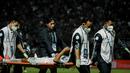 dr Mufida Rizqiyani Husna (dua kiri) mendampingi salah satu pemain PSIS Semarang yang ditandu keluar lapangan saat melawan Arema FC pada pekan kedua BRI Liga 1 2022/2023 di Stadion Kanjuruhan, Malang, Sabtu (30/7/2022). (Bola.com/Iwan Setiawan)