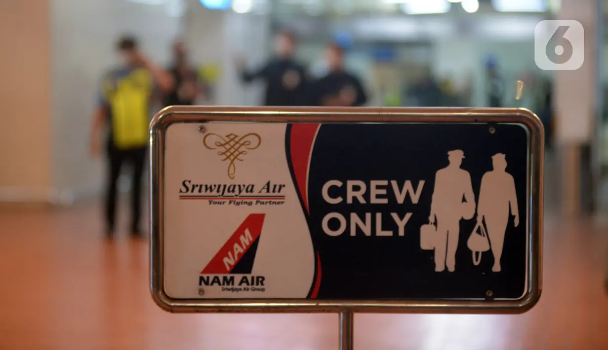 Suasana crisis center maskapai Sriwijaya Air di Terminal 2D, Bandara Internasional Soekarno-Hatta, Tangerang, Banten, Sabtu (9/1/2021). Pesawat Sriwijaya Air SJ-182 rute Jakarta-Pontianak hilang kontak empat menit setelah lepas landas dari Bandara Soekarno-Hatta. (merdeka.com/Imam Buhori)