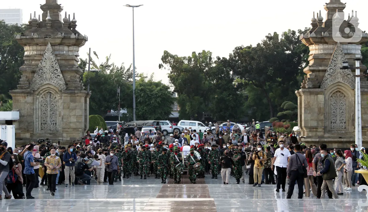 Anggota TNI mengiringi jenazah Menteri Pendayagunaan Aparatur Negara dan Reformasi Birokrasi (Menpan RB) Tjahjo Kumolo menuju lokasi pemakaman di Taman Makam Pahlawan Nasional, Kalibata, Jakarta, Jumat (1/7/2022). Menpan RB Tjahjo Kumolo meninggal dunia pada Jumat (1/7) sekitar pukul 11.10 WIB. (Liputan6.com/Helmi Fithriansyah)