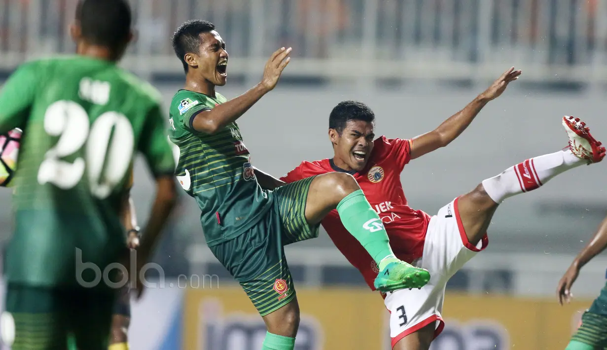 Ekspresi pemain Persija Jakarta, Alzubaidy (kanan) dan PS TNI, Ganjar Mukti saat berebut bola pada laga Liga 1 2017 di Stadion Pakansari, Bogor, (8/6/2017). (Bola.com/Nicklas Hanoatubun)