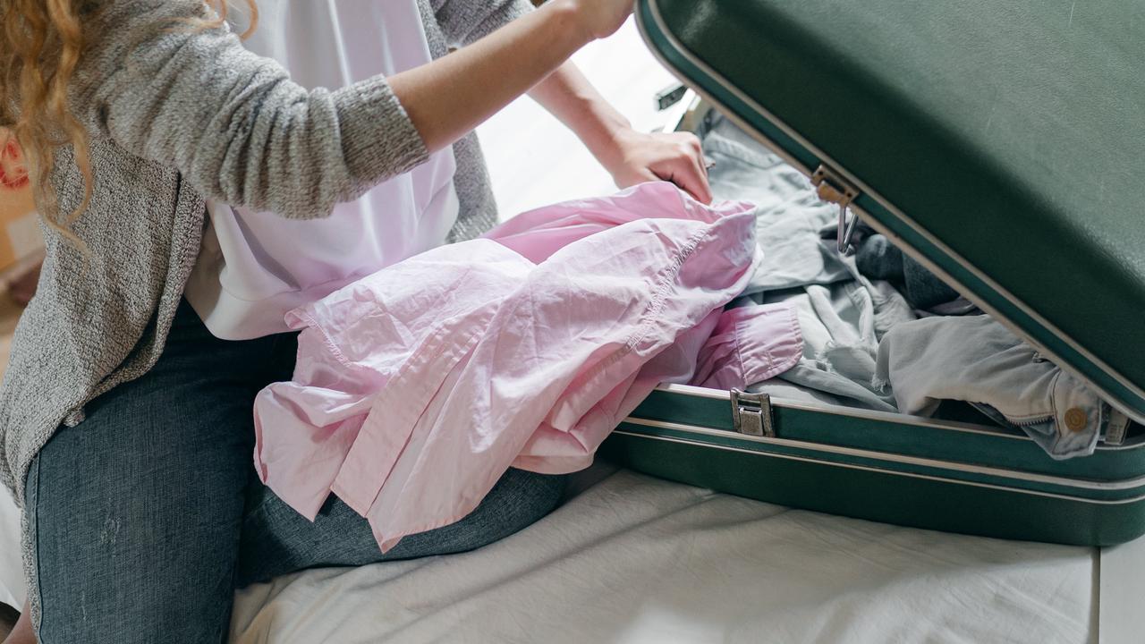 Ilustrasi packing baju, koper