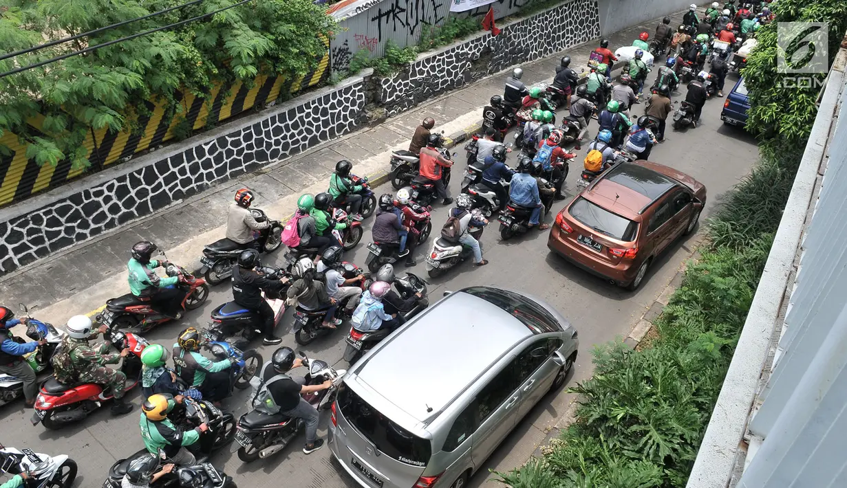 Kendaraan terjebak kemacetan akibat penutup selokan ambles di kolong Manggarai, Jakarta, Kamis (14/3). Amblesnya penutup selokan mempersempit jalan hingga menyebabkan kemacetan. (merdeka.com/Iqbal Nugroho)