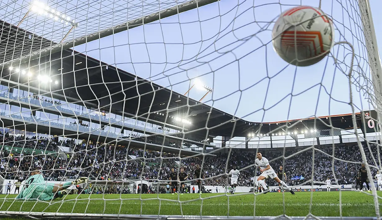 Pemain FC Zurich, Mirlind Kryeziu, mencetak gol saat melawan Arsenal pada laga Liga Europa di Stadion Kybunpark, Jumat (9/9/2022). (Gian Ehrenzeller/Keystone via AP)