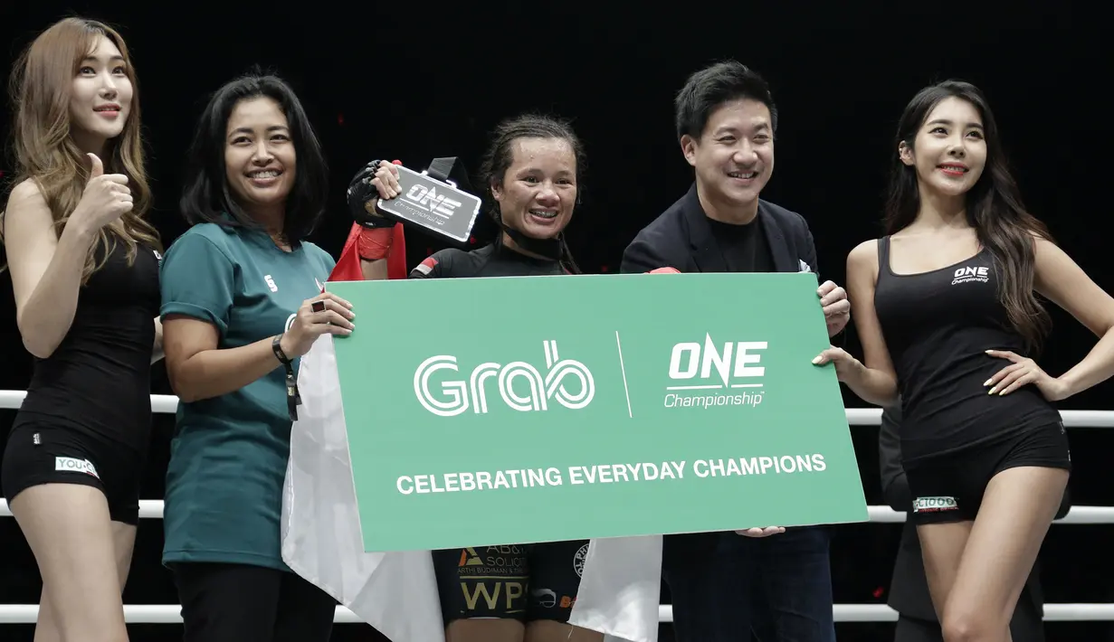 Petarung Indonesia, Priscilla Lumban Gaol, mendapatkan hadiah dari Grab usai mengalahkan petarung Kamboja, Nou Srey Pov, pada laga ONE Championship di Istora Senayan, Jakarta, Jumat (3/5). Priscilla menang mutlak atas lawannya. (Bola.com/Yoppy Renato)
