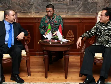 Ketua DPD RI Irman Gusman (kanan) berbincang dengan Duta Besar Aljazair AbdelKader Aziria (kiri) di Kompleks Parlemen, Jakarta, Senin (2/11/2015). Pertemuan untuk menjalin kerjasama diplomatik antar lembaga dan negara. (Liputan6/Johan Tallo)
