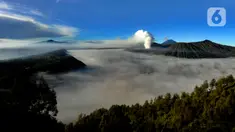 Eruspsi Gunung Semeru dengan kawasan kaldera Bromo yang diselimuti kabut tebal di Bukit Seruni, Probolinggo, Jawa Timur, Minggu (30/4/2023). (merdeka.com/Arie Basuki)