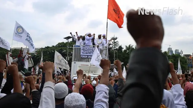 Massa aksi 212 memadati depan Gedung DPR, Jalan Gatot Subroto, Senayan, Jakarta Pusat. Pada orasi yang diserukan dari atas mobil komando, sang orator menyampaikan harapannya agar Pimpinan Front Pembela Islam (FPI), Rizieq Shihab ikut dalam  Aksi ters...