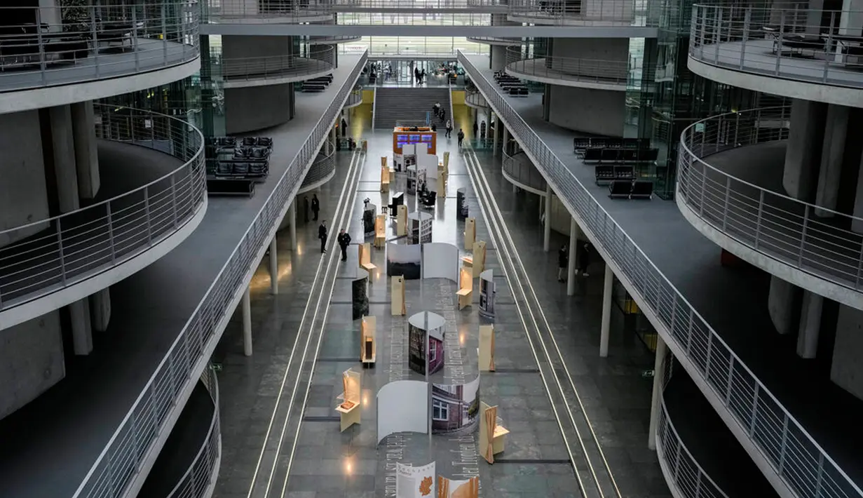 Pameran barang-barang dari peringatan Holocaust diadakan di aula utama Paul-Loebe-Haus dari Parlemen Jerman Bundestag di seberang kanselir di Berlin, Jerman, 23 Januari 2023. Pameran untuk memperingati 70 tahun Yad Vashem, peringatan resmi Israel untuk orang-orang Yahudi korban Holocaust sejak 1953, menghadirkan berbagai benda sehari-hari yang dibawa oleh orang Yahudi ketika mereka melarikan diri dari Nazi. (AP Photo/Markus Schreiber)