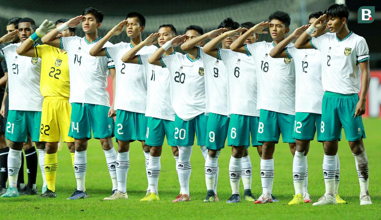 Para pemain starter Timnas Indonesia U-17 berbaris menyanyikan lagu kebangsaan Indonesia Raya jelang laga Grup B Kualifikasi Piala Asia U-17 2023 antara Timnas Indonesia menghadapi Palestina di Stadion Pakansari, Bogor, Jumat (7/10/2022). (Bola.com/M Iqbal Ichsan)
