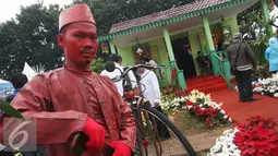 Salah satu Manusia Patung di Festival Lebaran Betawi IX di Lapangan Banteng, Jakarta, Minggu (14/8). Lebaran Betawi adalah salah satu acara tahunan yang diselenggarakan Pemprov DKI Jakarta dan Bamus Betawi. (Liputan6.com/Immanuel Antonius) 
