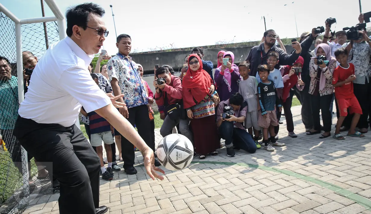 Gubernur DKI, Basuki Tjahaja Purnama (Ahok) bermain bola dengan menjadi kiper usai meresmikan RPTRA Tahap II Provinsi DKI Jakarta, di Jalan Pluit Mas Utara, Kelurahan Pejagalan, Kecamatan Penjaringan, Jakarta, Rabu (6/4). (Liputan6.com/Faizal Fanani)