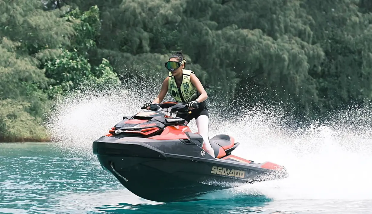Jago dalam bermain bulu tangkis, Erika Carlina yang berperan sebagai Djudjuk Djuariah dalam film Srimulat ini ternyata punya banyak hobi olahraga. Salah satunya ialah olahraga air seperti menyelam dan mengendarai Jet Sky. Tentu yang tengah liburan ke pantai, momen naik Jet Sky menjadi pengalaman yang seru saat memacu dengan kecepatan tinggi. (Liputan6.com/IG/@eri.carl)