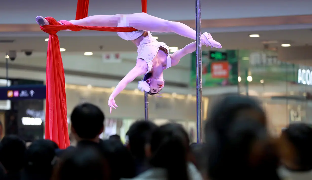 Seorang peserta mengambil bagian dalam kontes Pole Dance di sebuah pusat perbelanjaan di Shenyang, Liaoning, China, 4 April 2017. Pole Dance merupakan bentuk seni pertunjukan yang menggabungkan tari dan akrobat yang menggunakan tiang. (AFP PHOTO/STR)